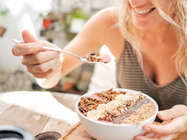 Dlaczego powinieneś jeść śniadanie i co jeść, aby uzyskać zdrowy poranny posiłek